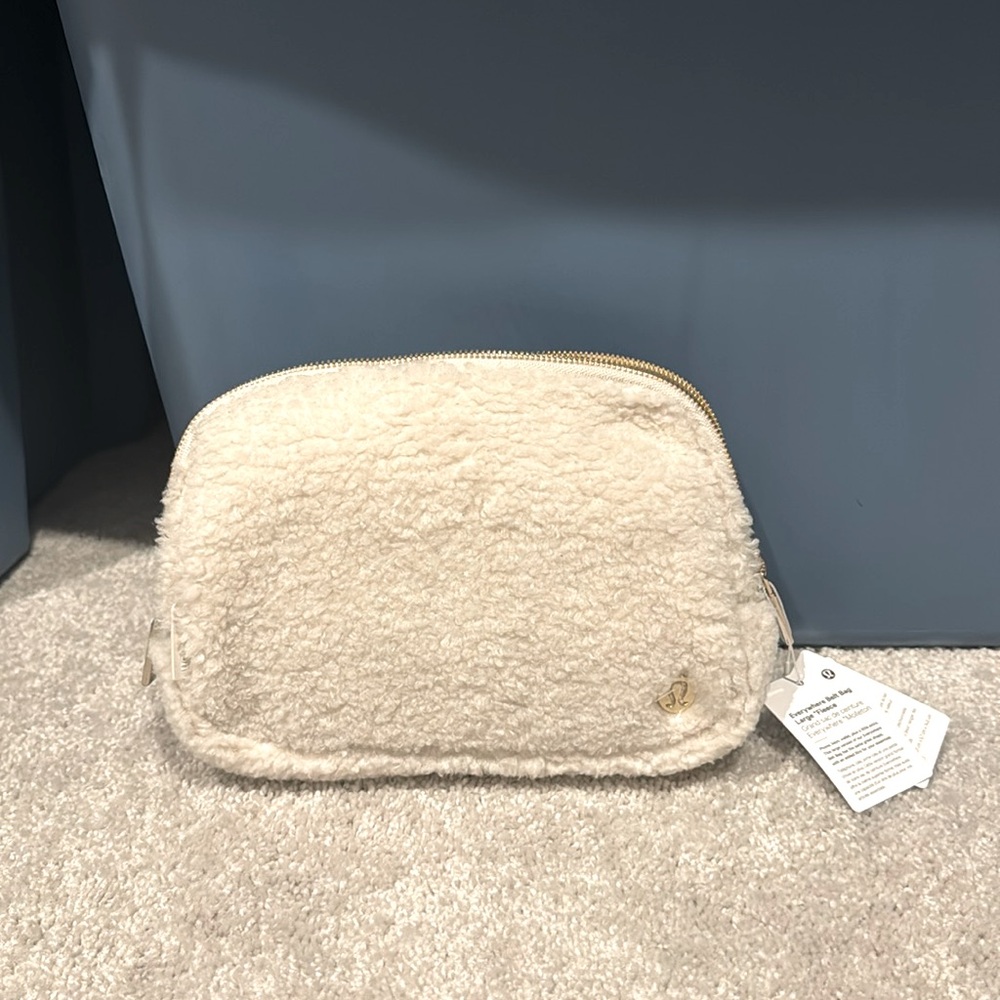 NWT everywhere belt bag 2L fleece